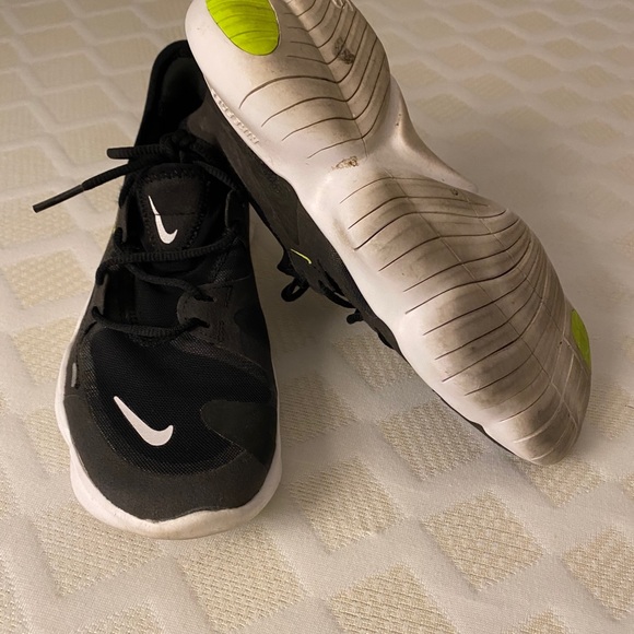 Women’s Nike Free Runs - Picture 2 of 3